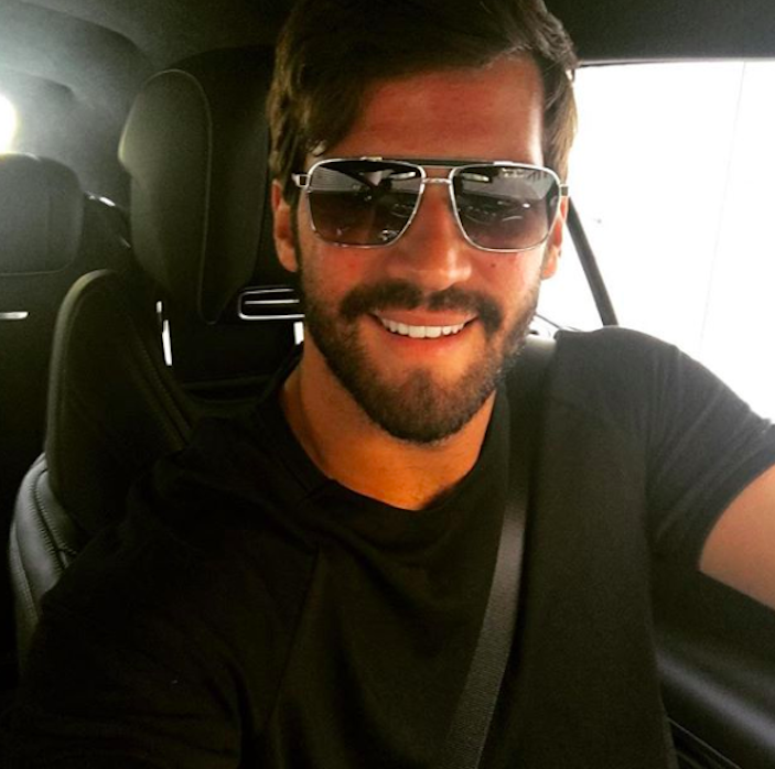 Allison Becker i sin bil. Allison Becker i sin bil.